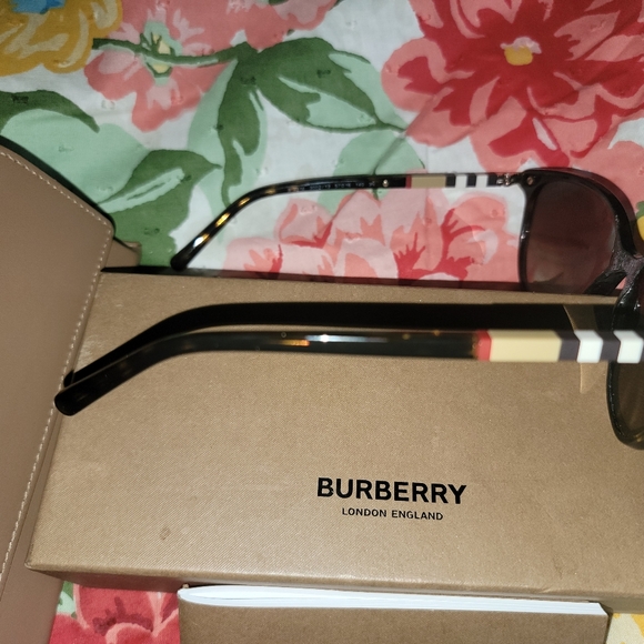 Burberry butterfly frame sunglasses - Picture 2 of 3